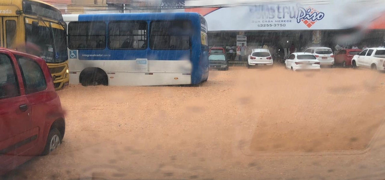 Chuva alaga avenidas e provoca transtornos em Salvador; veja