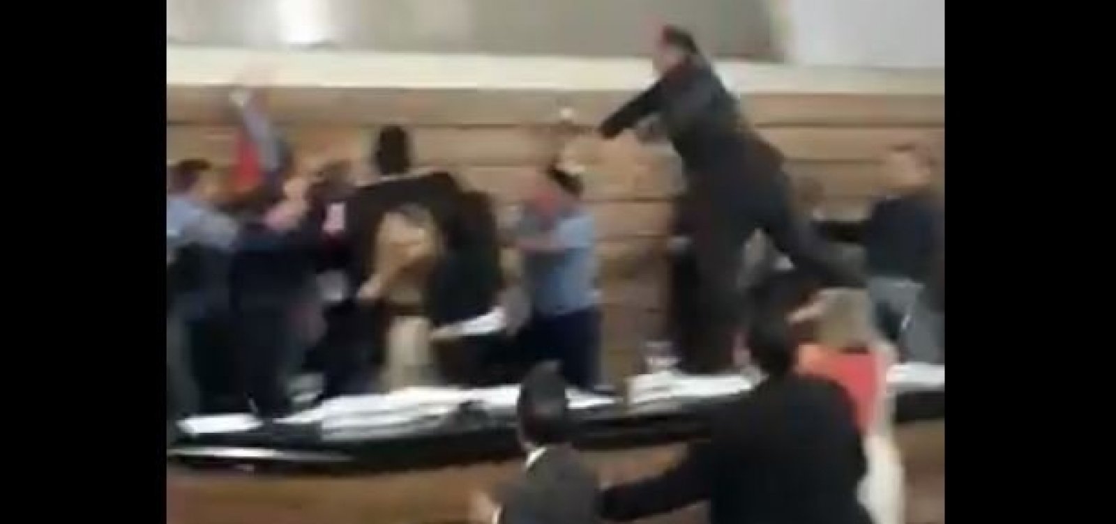 Eleição na Câmara de Macapá termina em briga generalizada; veja vídeo