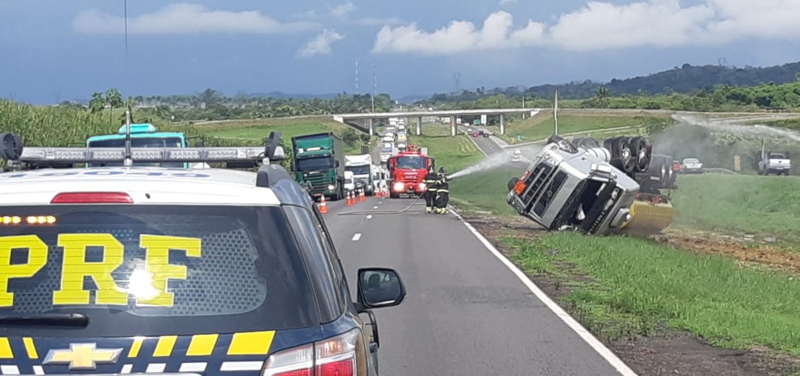 Após acidente com caminhão-tanque, trânsito é liberado na BR-324