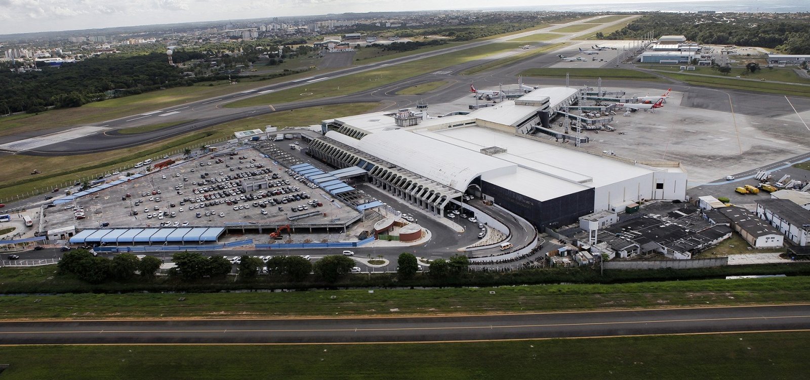Aeroporto de Salvador autoriza decolagens de aviões da Avianca