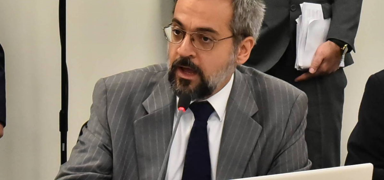 Mesmo com mudança, militares temem continuidade da crise no MEC