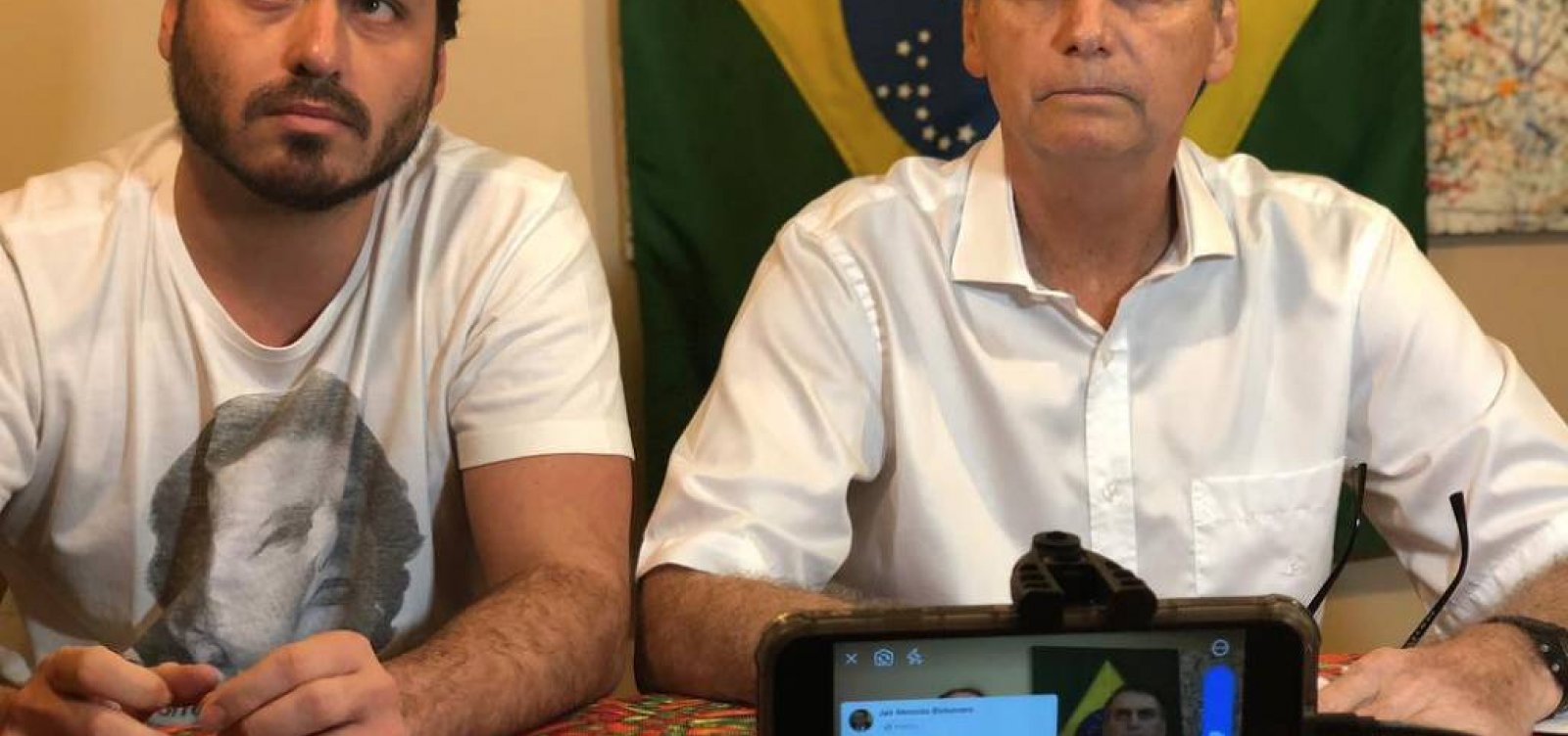 Bolsonaro: Carlos me 'botou' na Presidência e deveria ter 'cargo de ministro'