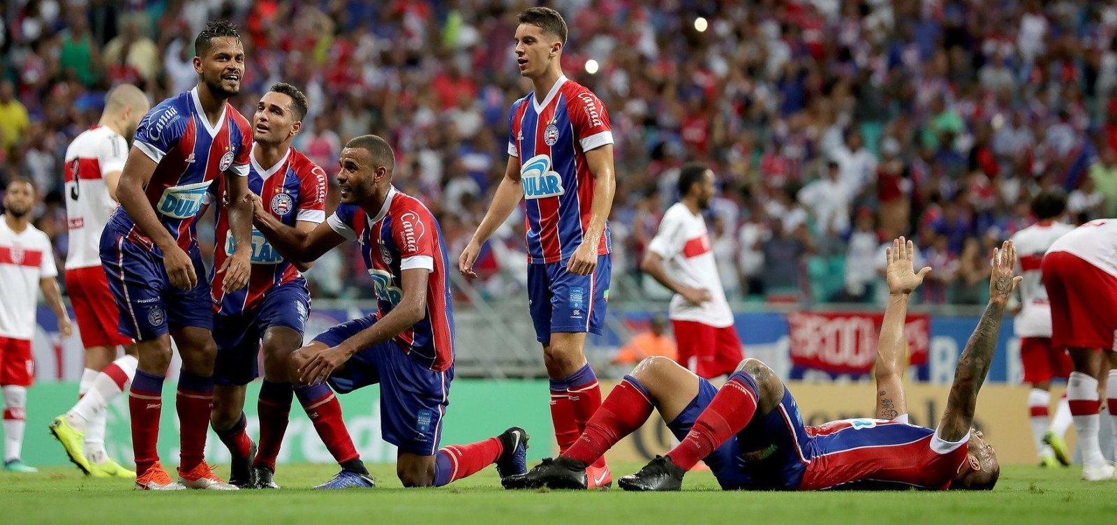 Nasceu! Ouça a narração de Silvio Mendes do gol da classificação do Bahia