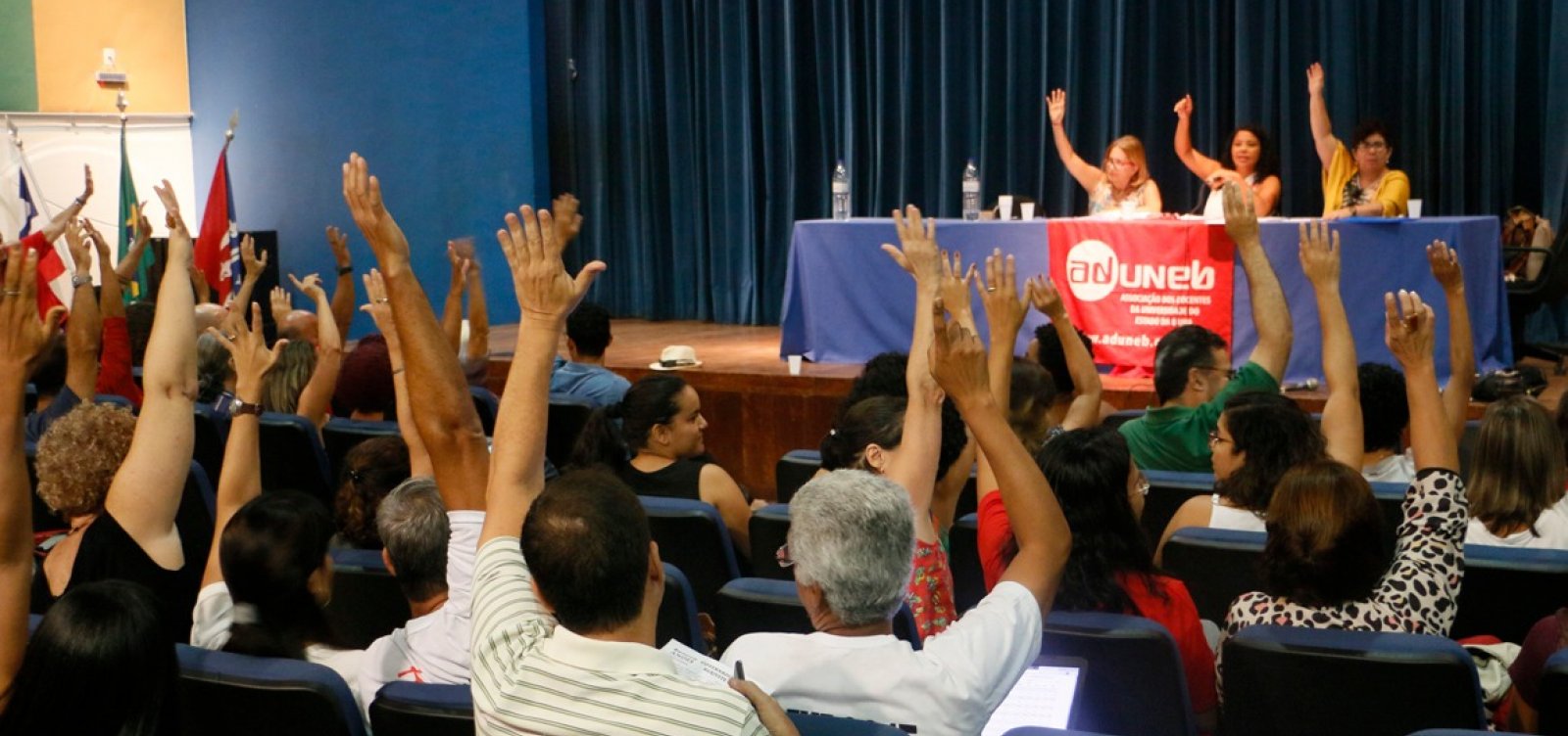 Professores da Uneb decidem pela continuidade da greve