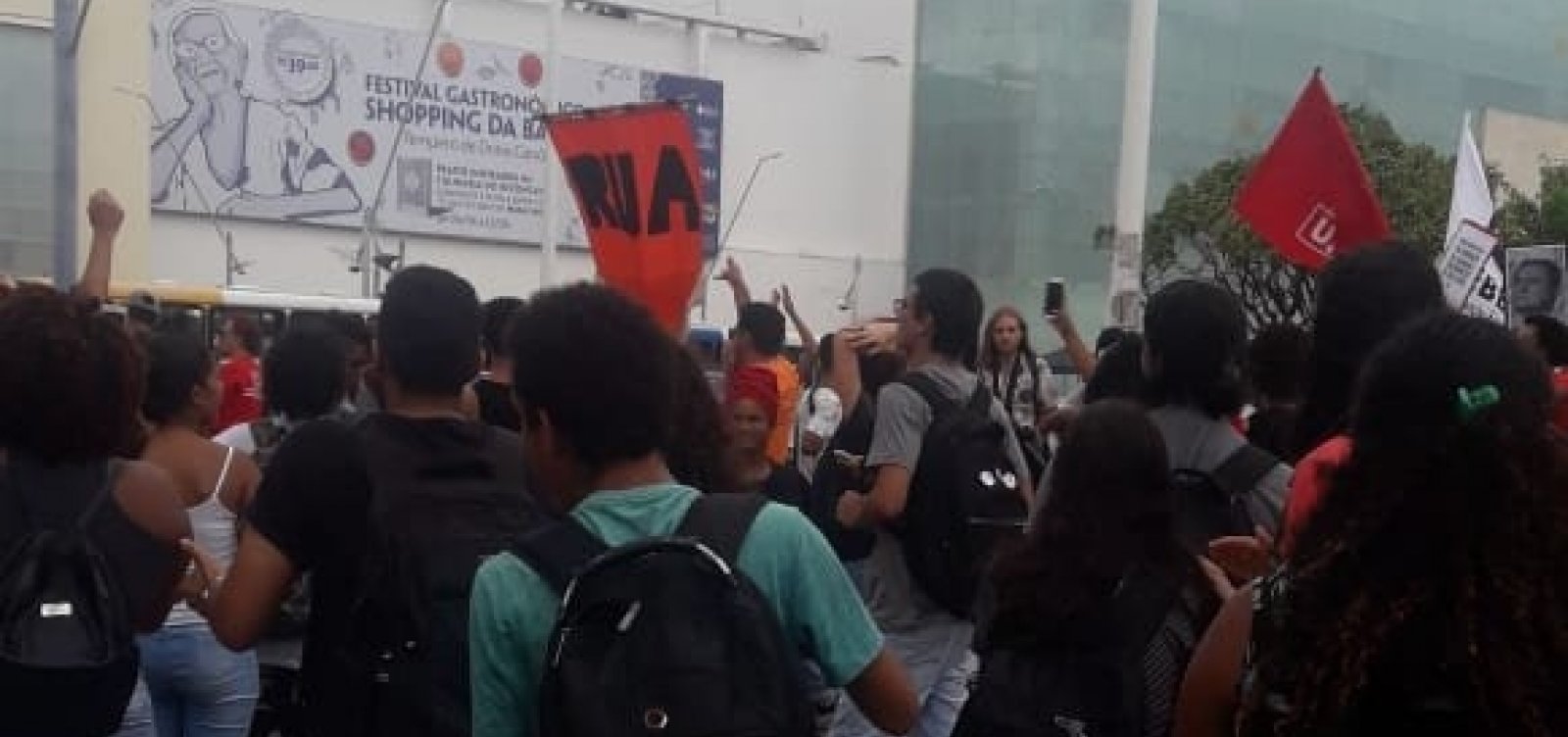 Estudantes e professores estaduais fazem manifestação em Salvador