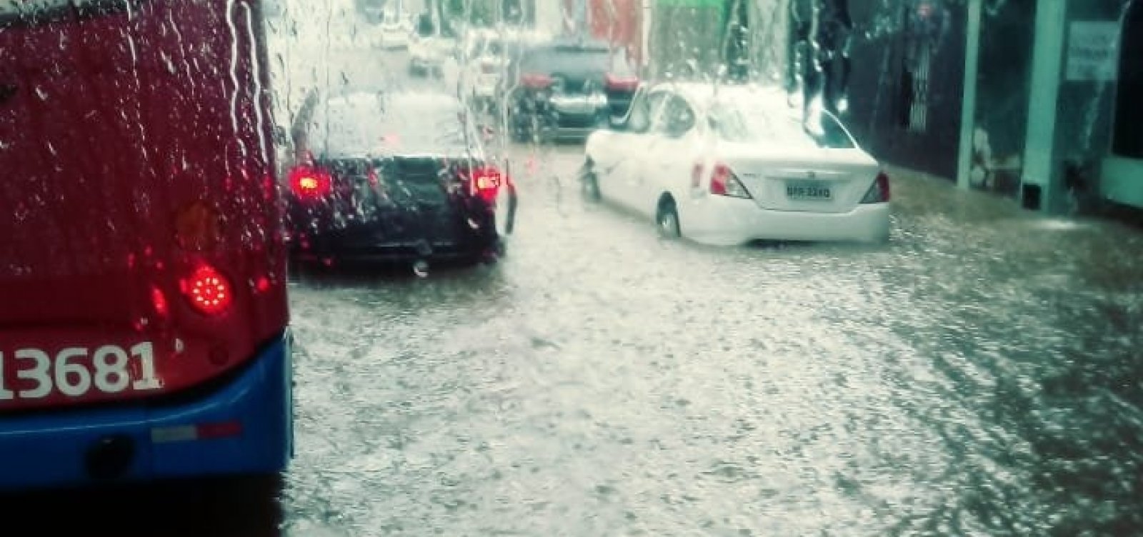 Chuva deixa Avenida Centenário alagada; confira vídeo