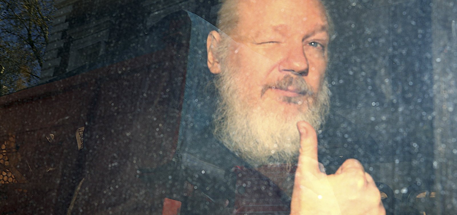 Parlamentares britânicos pedem extradição de Julian Assange para a Suécia