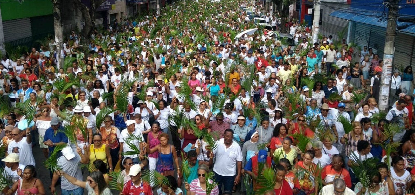 Fiéis participam de procissão do Domingo de Ramos no Campo Grande