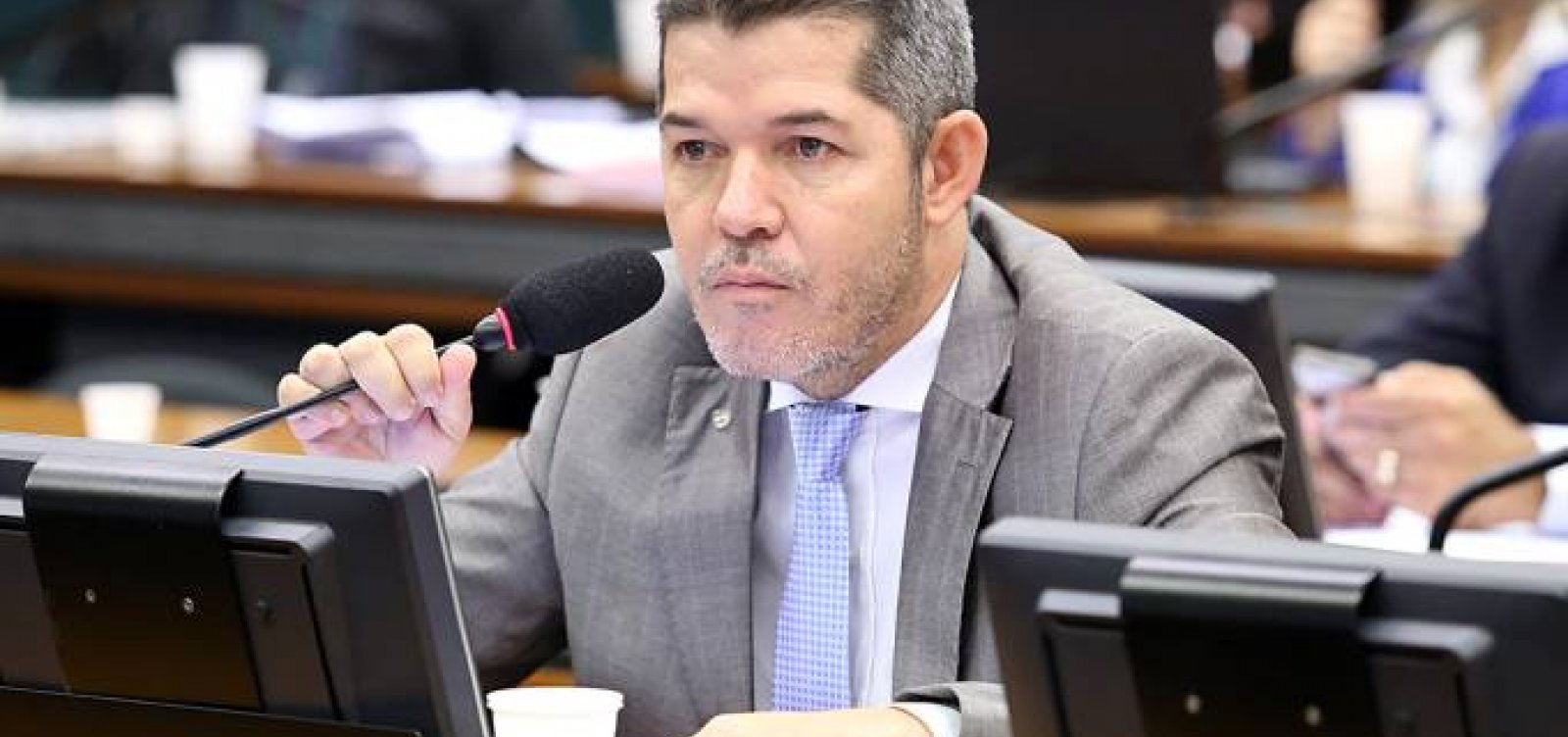 'É o primeiro-ministro', diz líder do PSL na Câmara sobre Rodrigo Maia