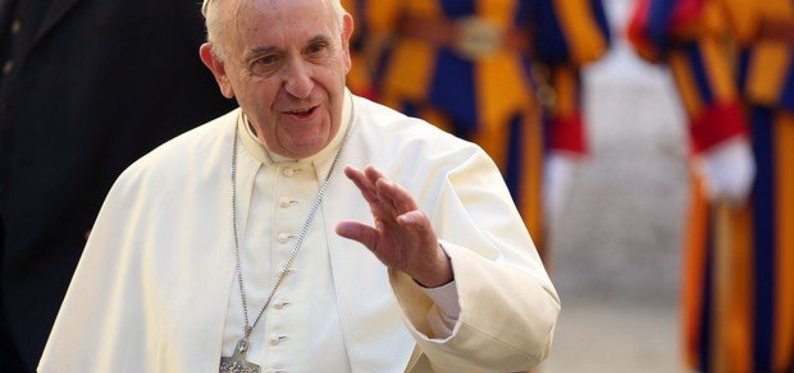 Papa Francisco pede que estudantes deixem vício do celular