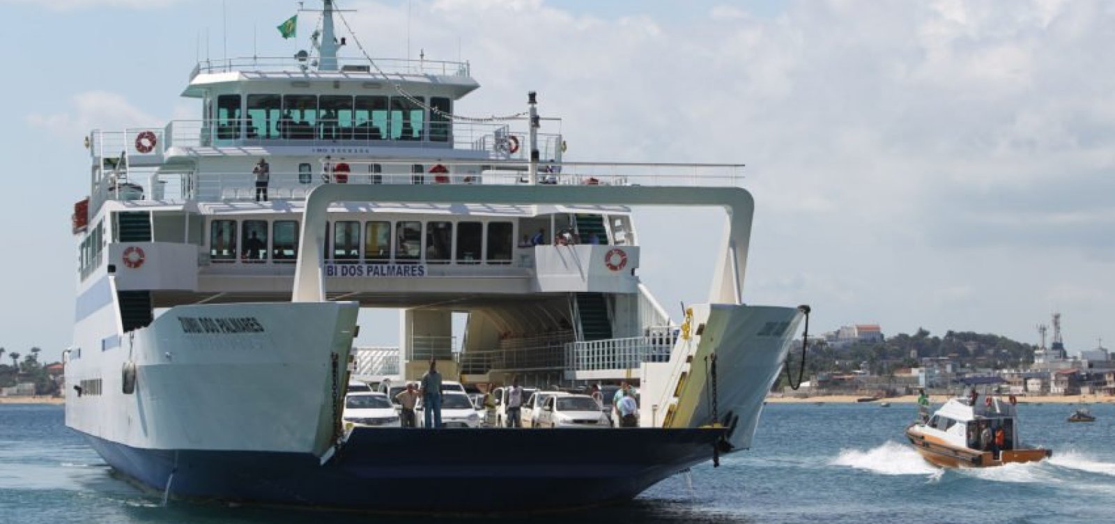 Ferry-boat registra fluxo tranquilo na tarde deste domingo