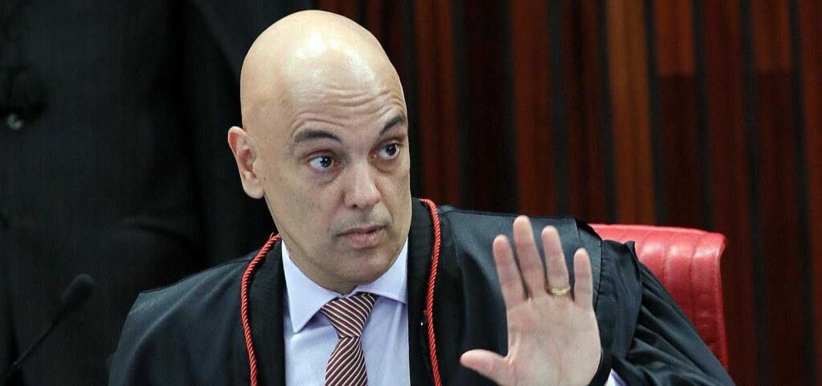 Alexandre de Moraes bloqueia redes sociais de investigados por fake news