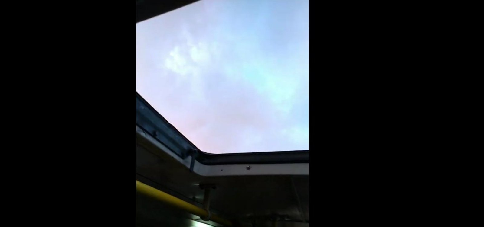 Teto solar? Leitor flagra ônibus de Salvador sem tampa de ventilação; veja vídeo
