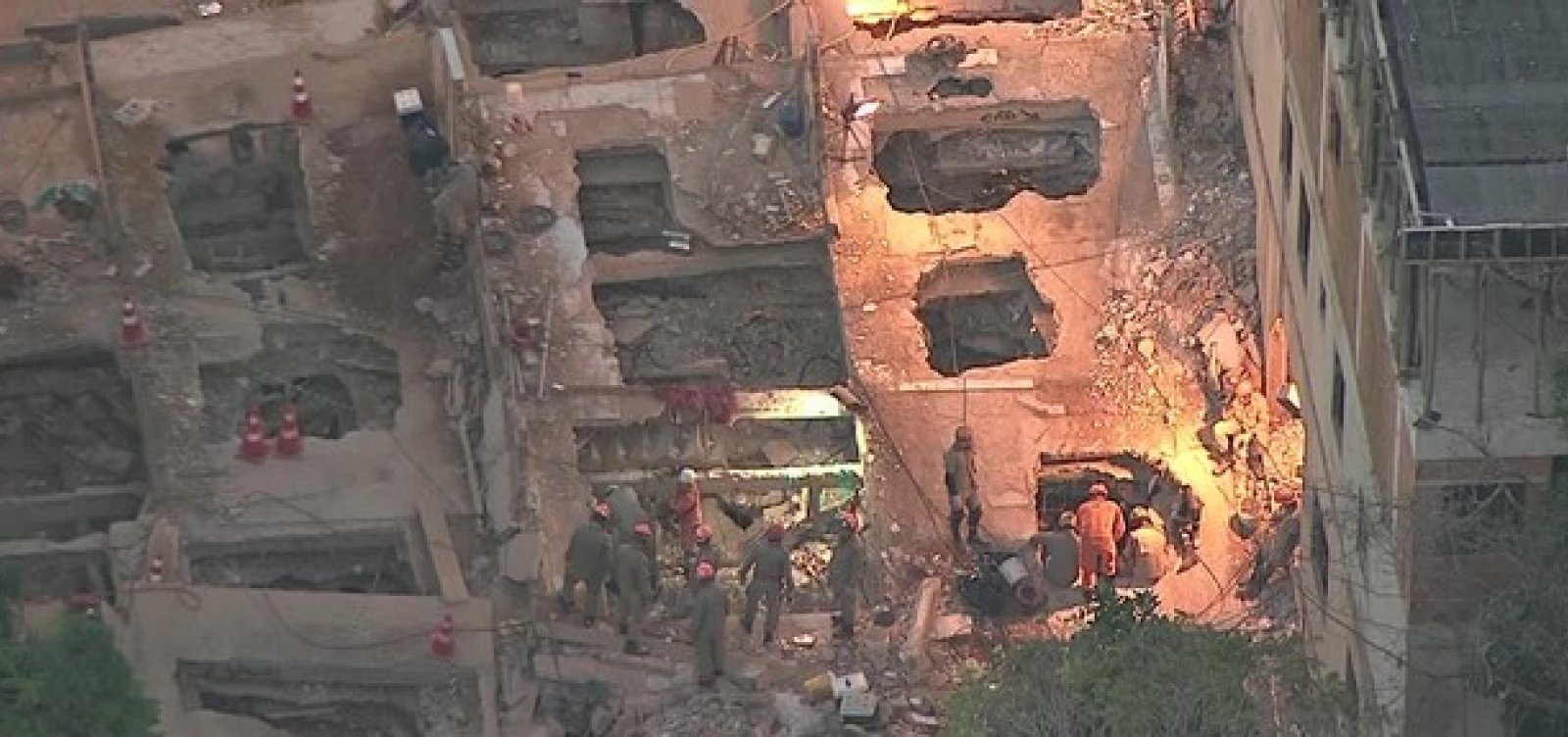 Bombeiros resgatam a última vítima desaparecida nos escombros de desabamento na Muzema
