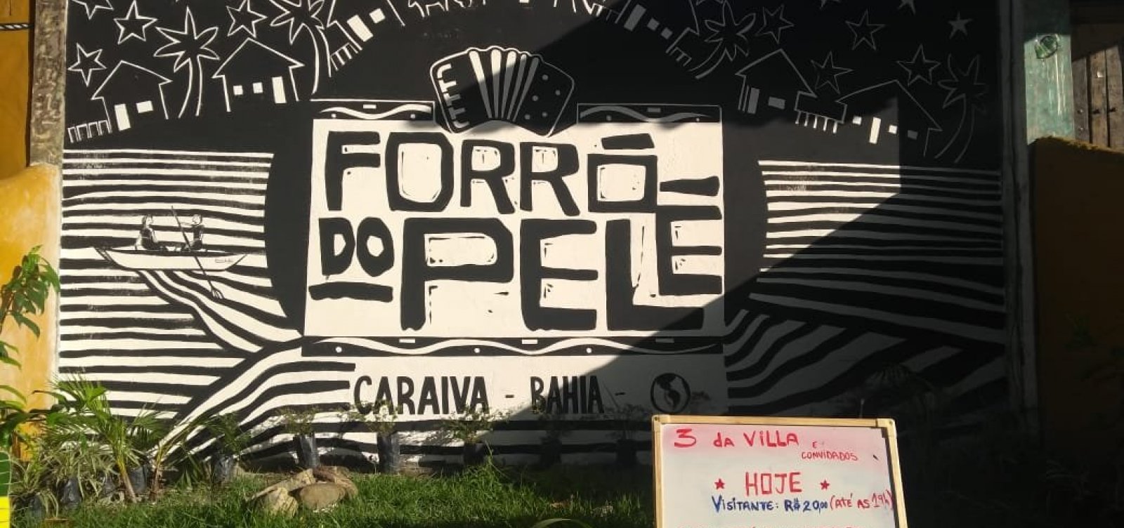 Forró pé de serra marca a noite de Caraíva: já comece a ensaiar os passos