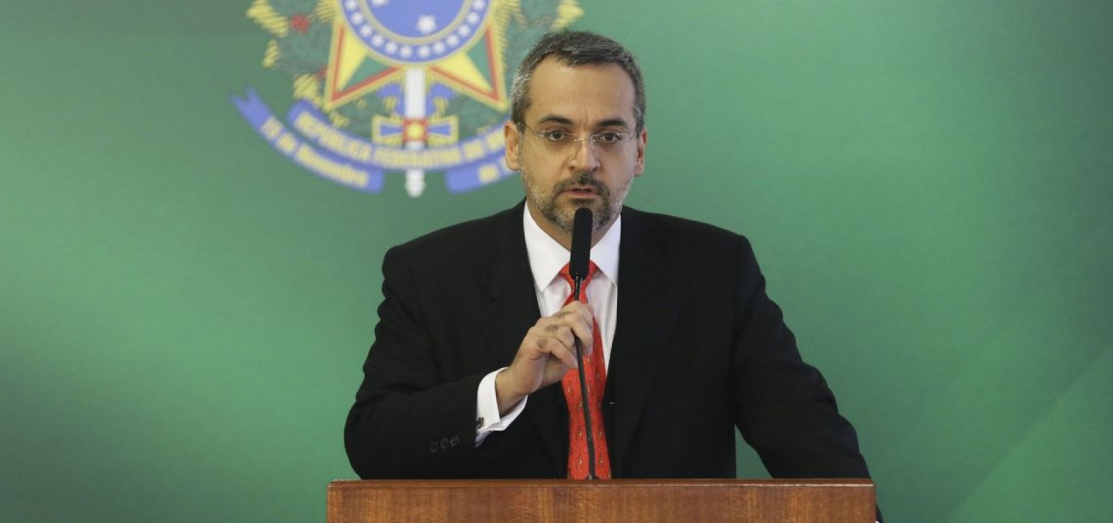Ministro da Educação diz que filmar professores em aula é direito dos alunos