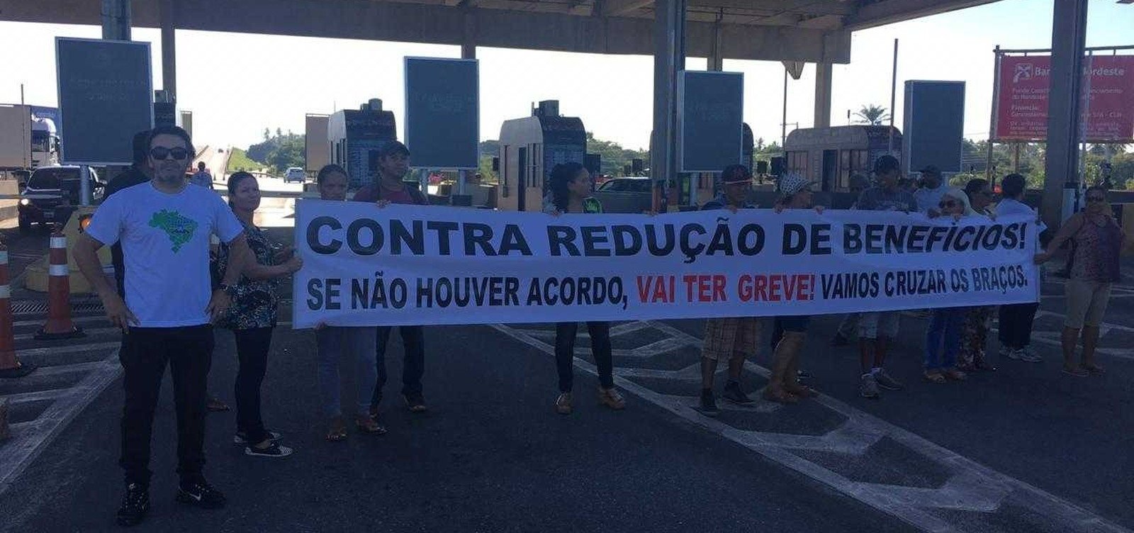 Grupo de trabalhadores faz protesto na praça de pedágio da Estrada do Coco