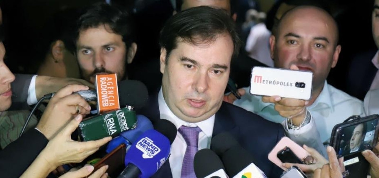 'Não vamos tratar de aumento de impostos na Câmara', diz Maia