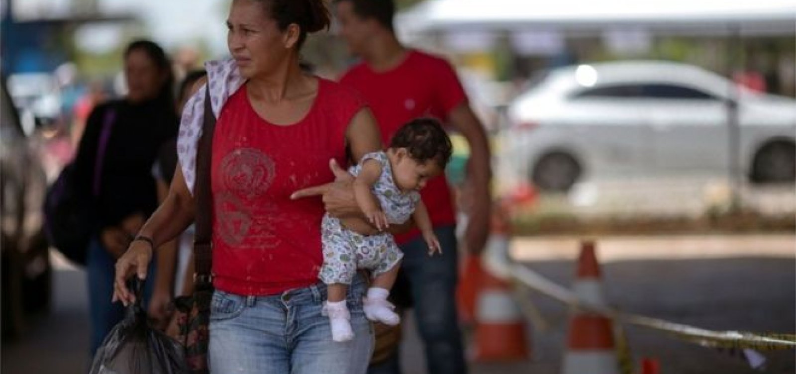 Entrada de venezuelanos na fronteira com o Brasil triplicou na última terça