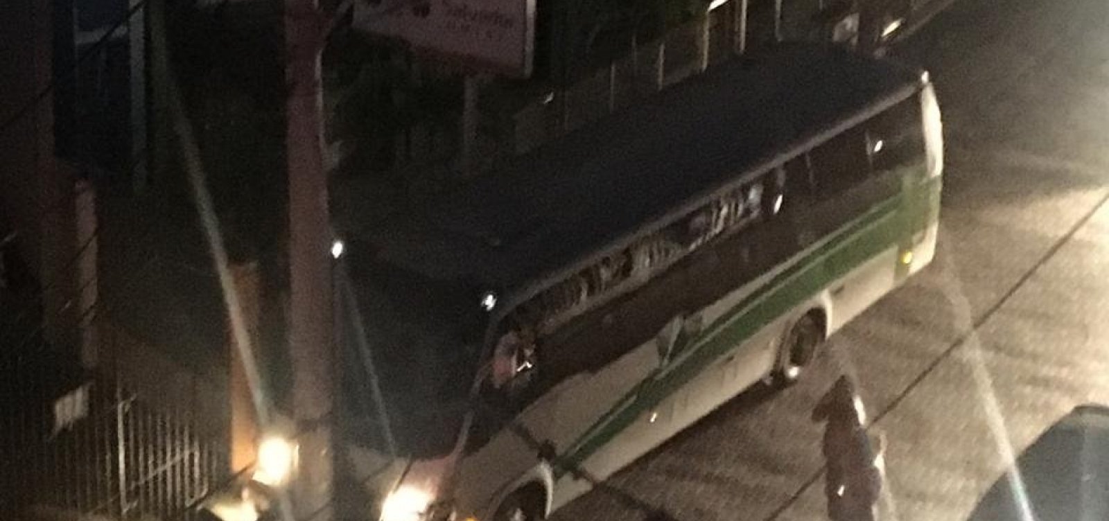 Ônibus bate em poste e provoca falta de luz na Barra