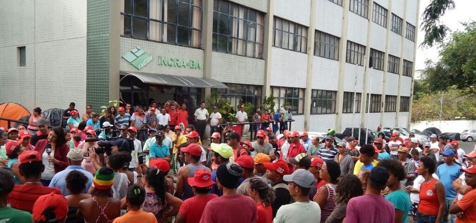 Governo Bolsonaro orienta retirada de manifestantes de prédio público sem ordem judicial