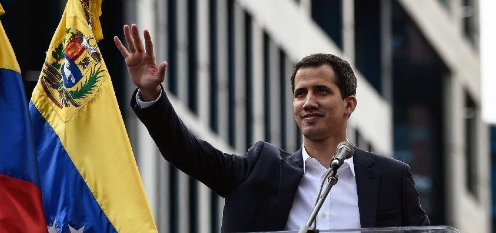 Guaidó convoca marcha até quartéis da Venezuela amanhã