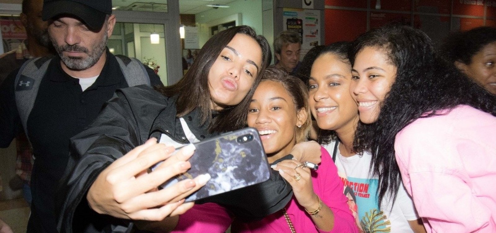 Anitta é paparicada por fãs na Angola 