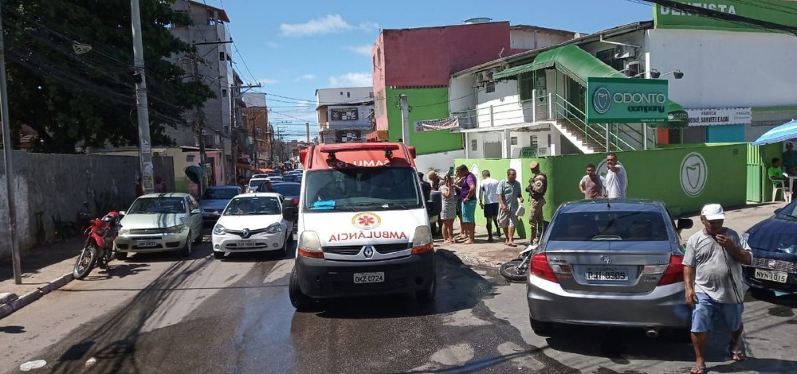 Motociclista fica ferido após acidente com carro no Imbuí