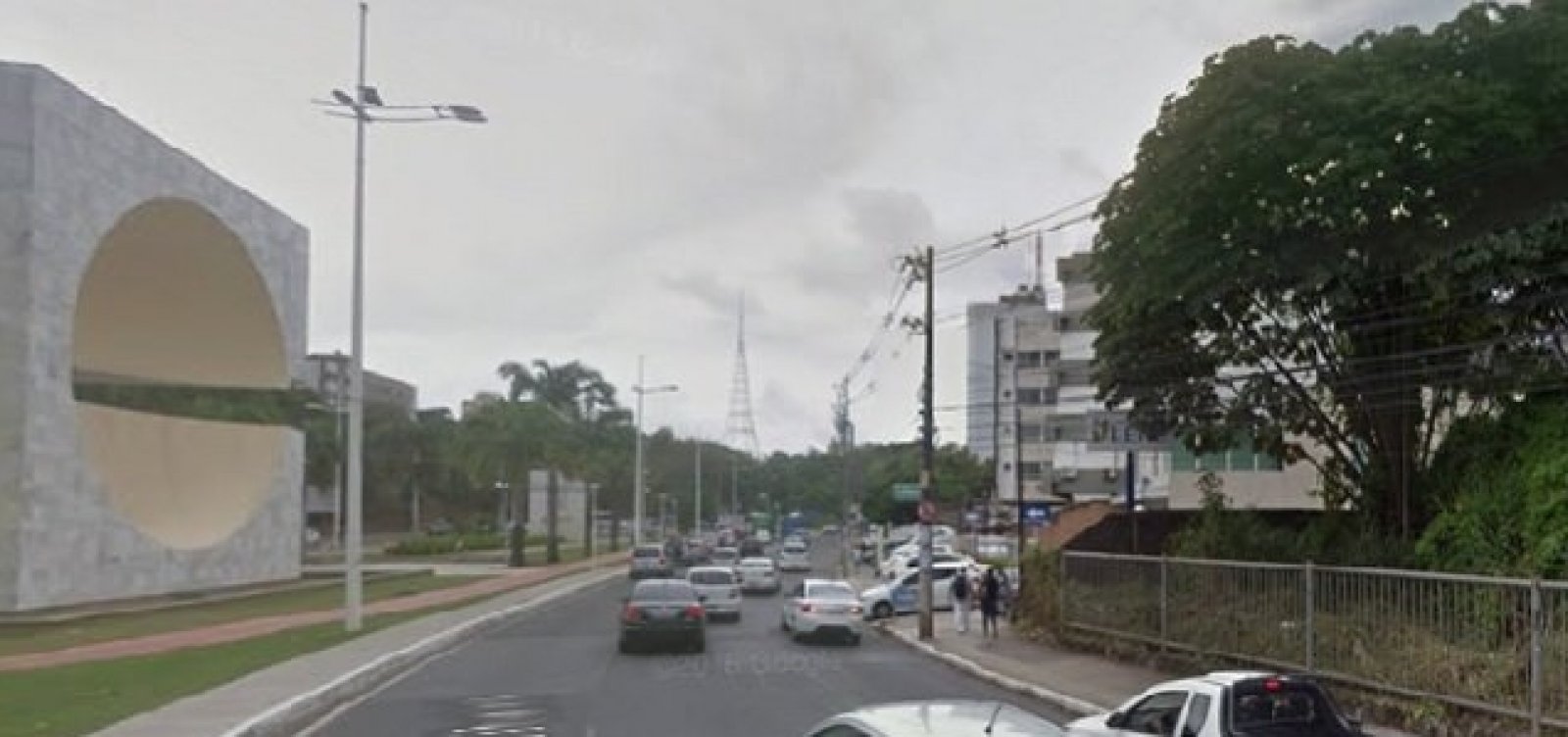 Vazamento de água em pista deixa trânsito lento na Avenida Garibaldi 