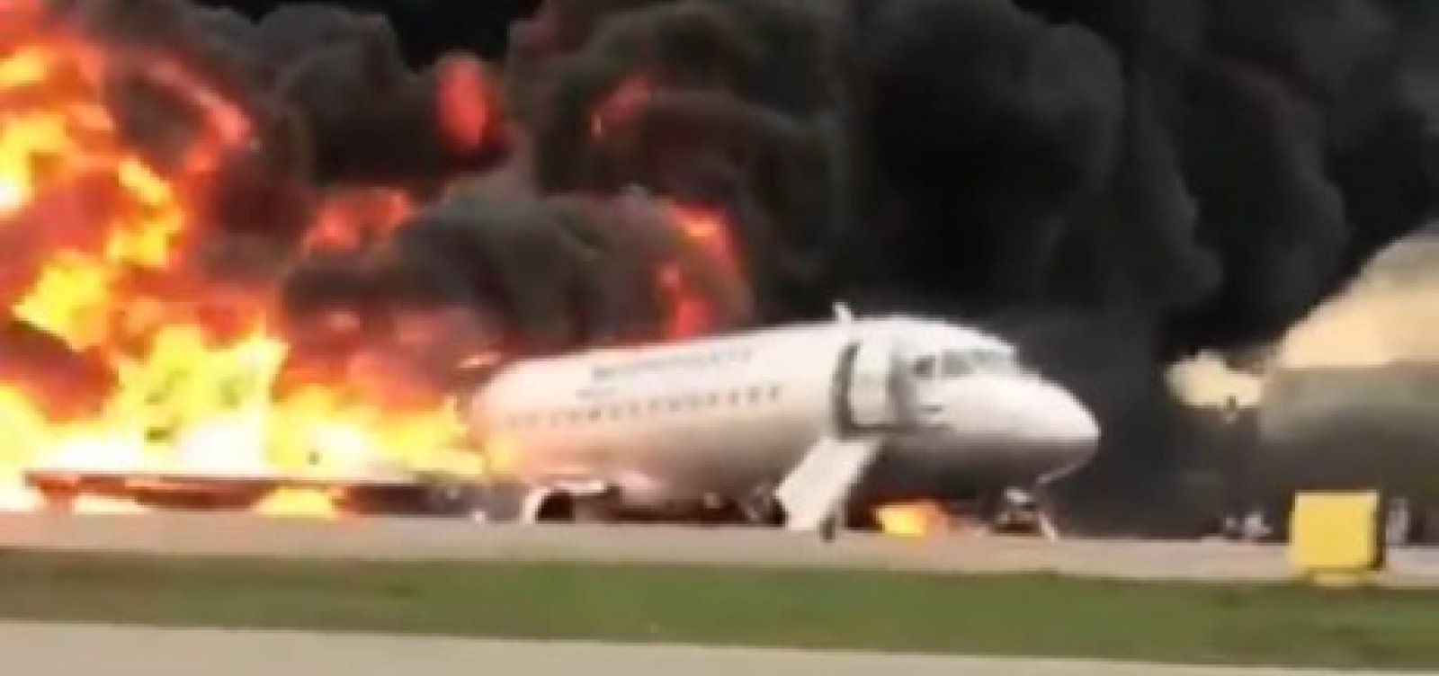 Incêndio em avião que fez pouso de emergência deixa 13 mortos na Rússia