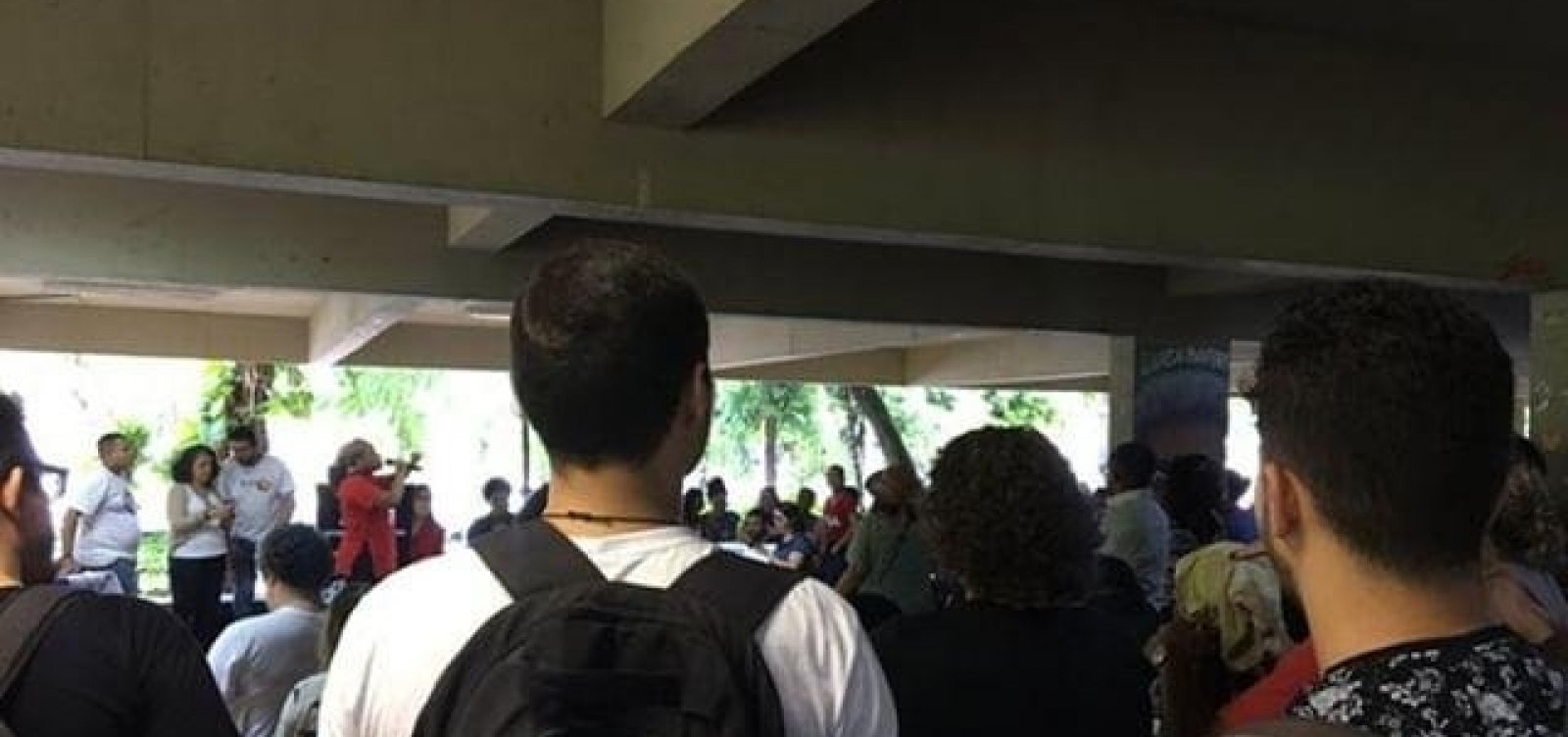 Após corte de verbas, estudantes e professores fazem ato em defesa da Ufba