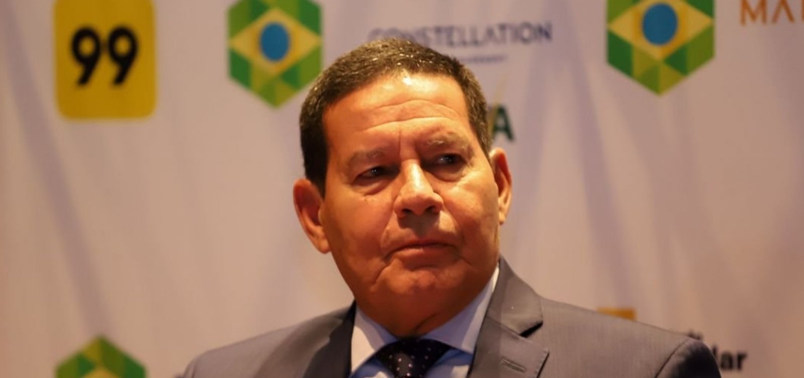 Mourão sugere que ignorar críticas de Olavo 'será melhor para todo mundo'
