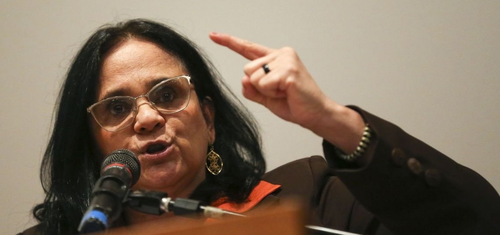 Damares apresenta proposta para agravar pena de abuso sexual