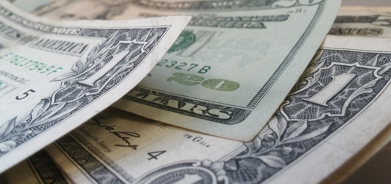 Dólar bate R$ 4 com início da comissão da Previdência