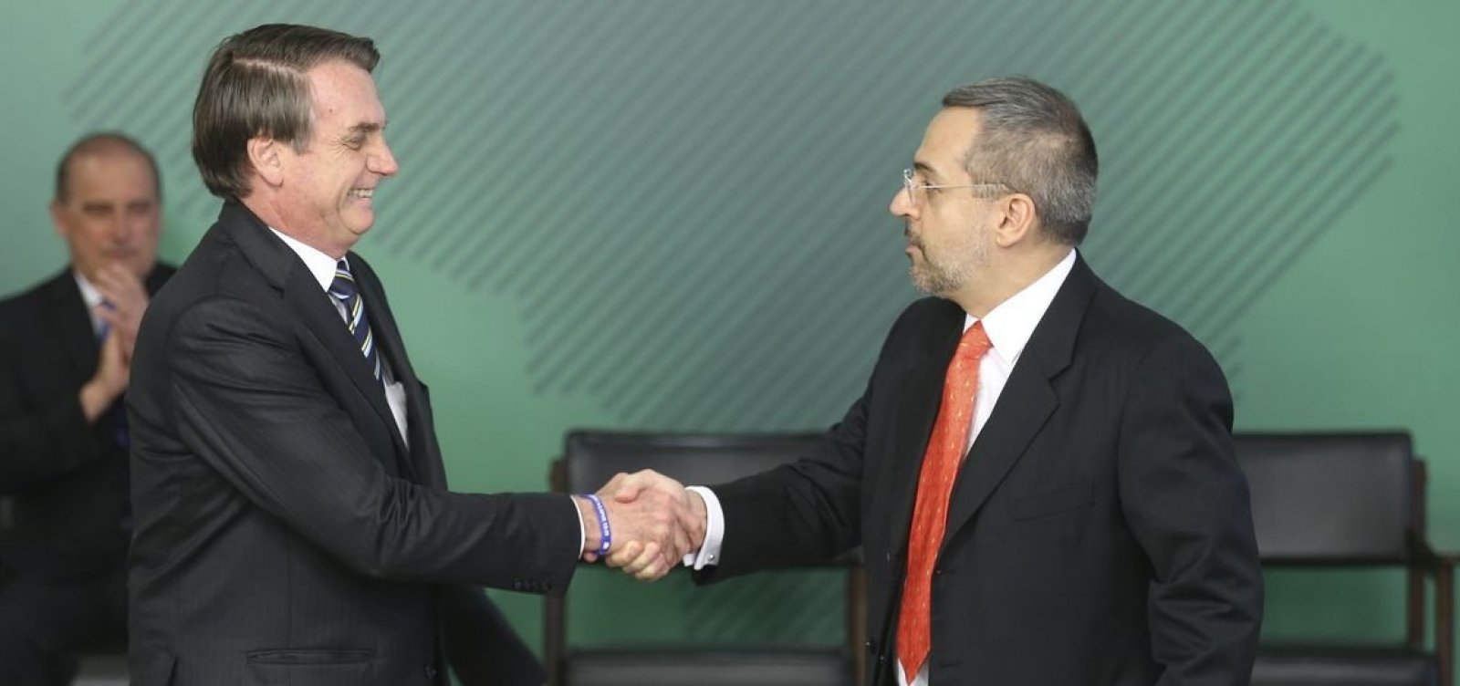 'Ninguém vai cortar por maldade', diz Bolsonaro sobre cortes do MEC