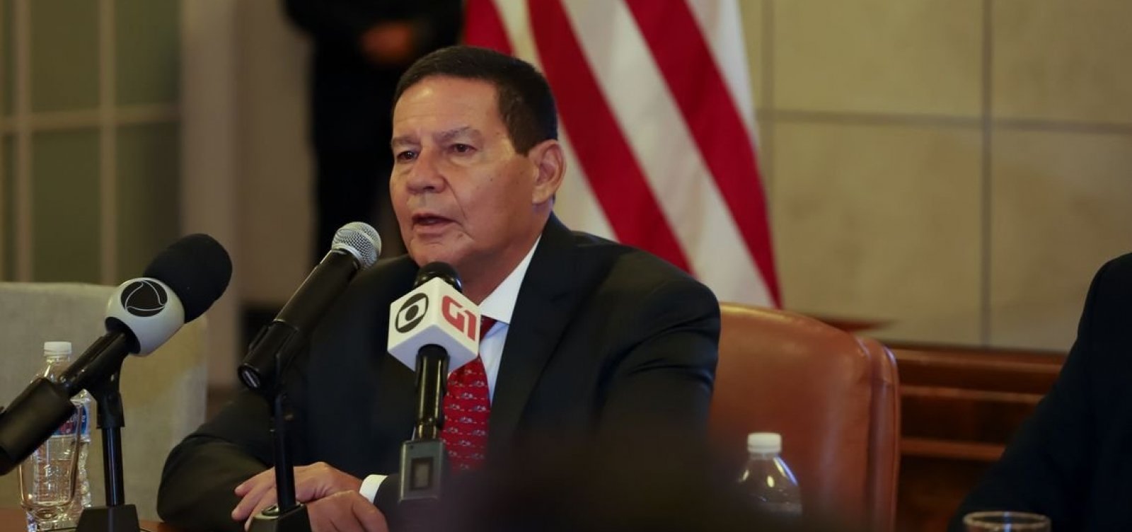 Para evitar ataques de Olavo, Mourão decide parar com entrevistas