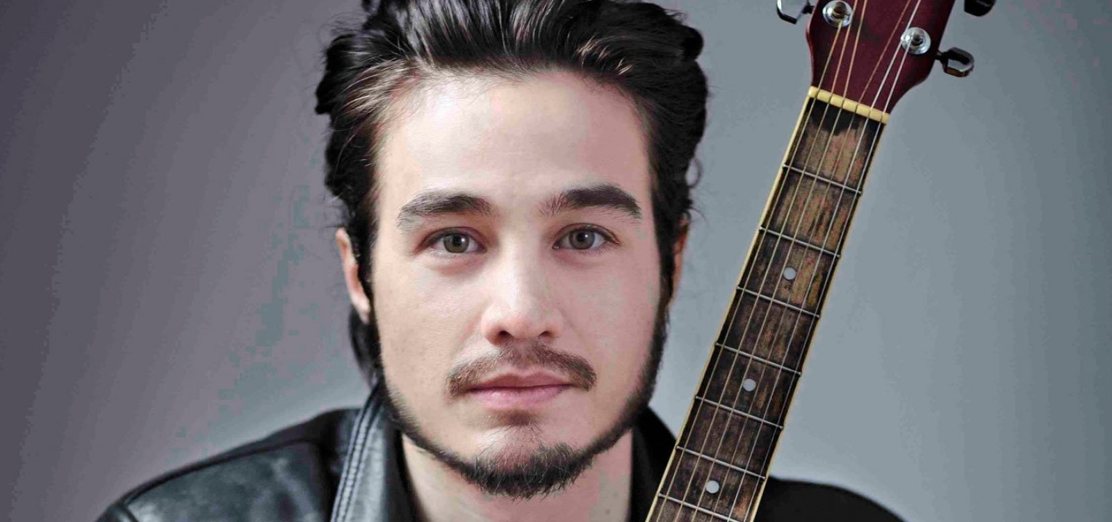 Após levar um pedaço sumido, Tiago Iorc lança disco e bate recorde no Spotify