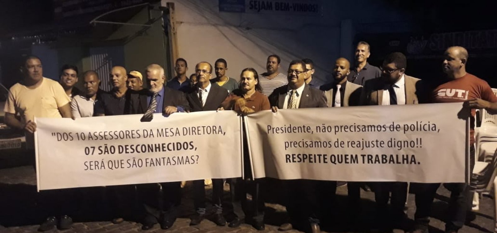 Itapetinga: após briga com presidente, vereadores fazem sessão na rua