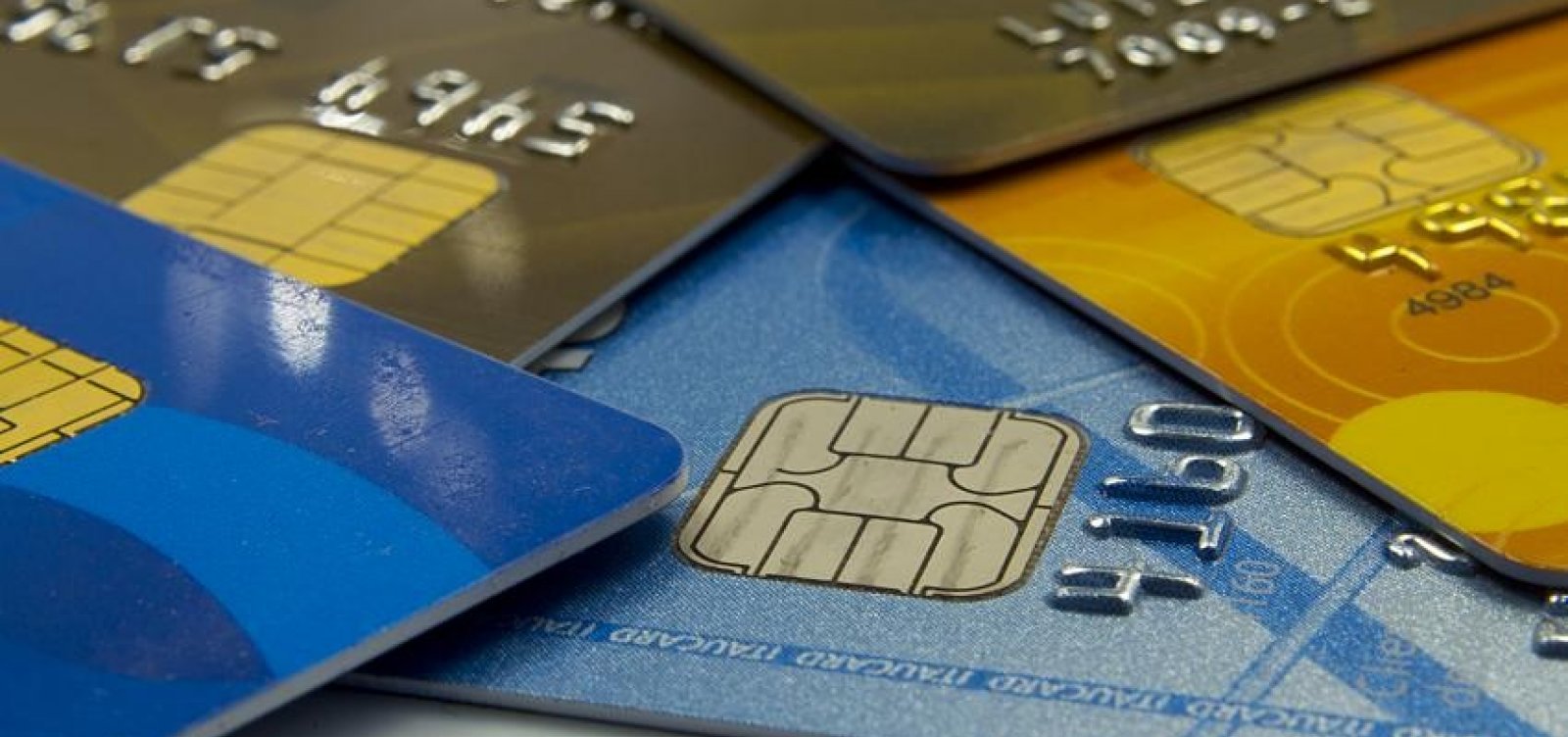 Brasileiros usam 20% da renda mensal para pagar dívidas, aponta estudo