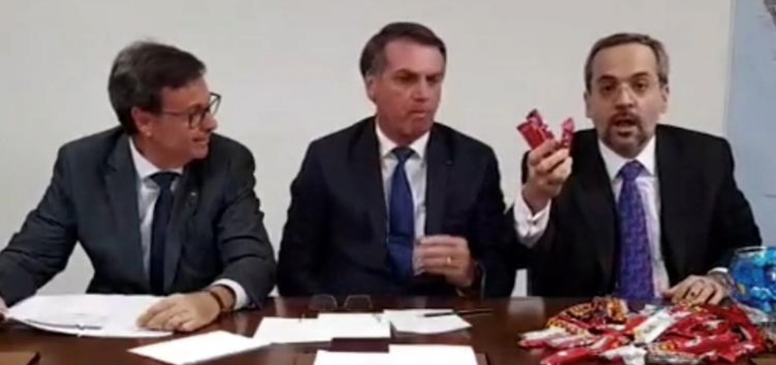 Ministro usa bombons para explicar cortes em universidades