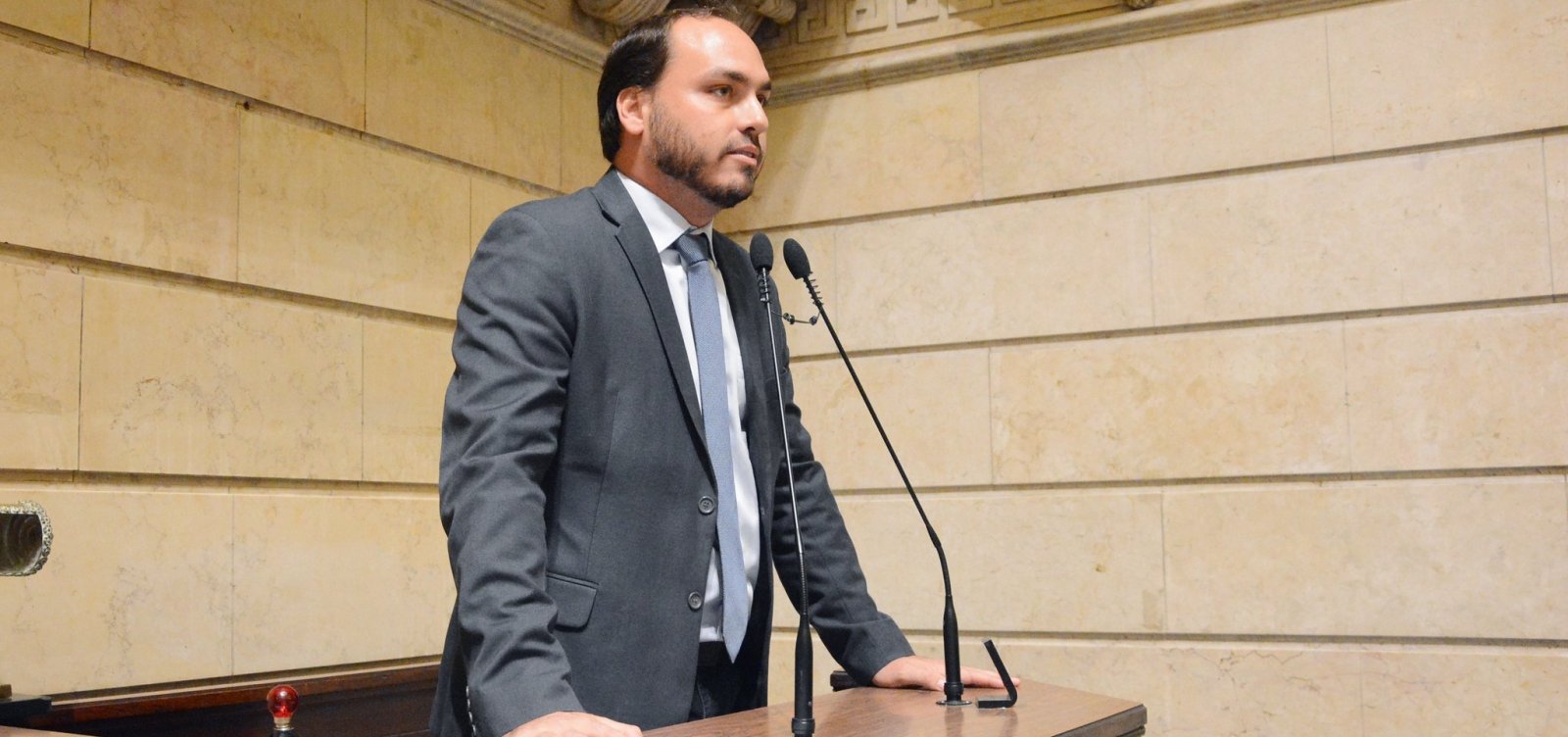 Carlos Bolsonaro empregou 'faz-tudo' da família que foi laranja de militar