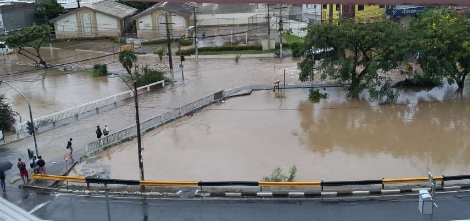 Lauro de Freitas amanhece alagada após chuvas; veja vídeos