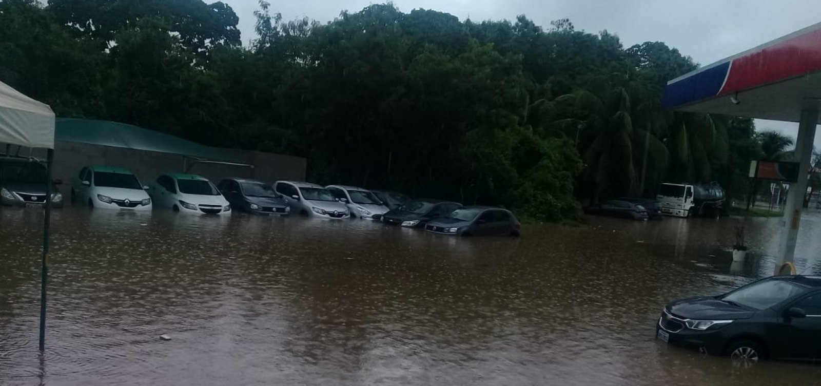 Após chuvas, prefeitura decreta situação de emergência em Lauro de Freitas