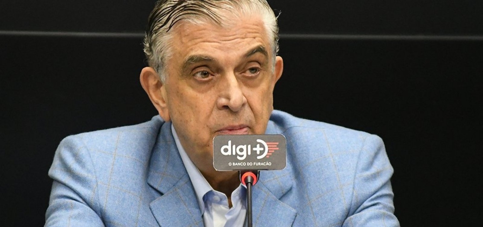 Presidente do Athlético-PR manda repórter calar a boca em entrevista; veja