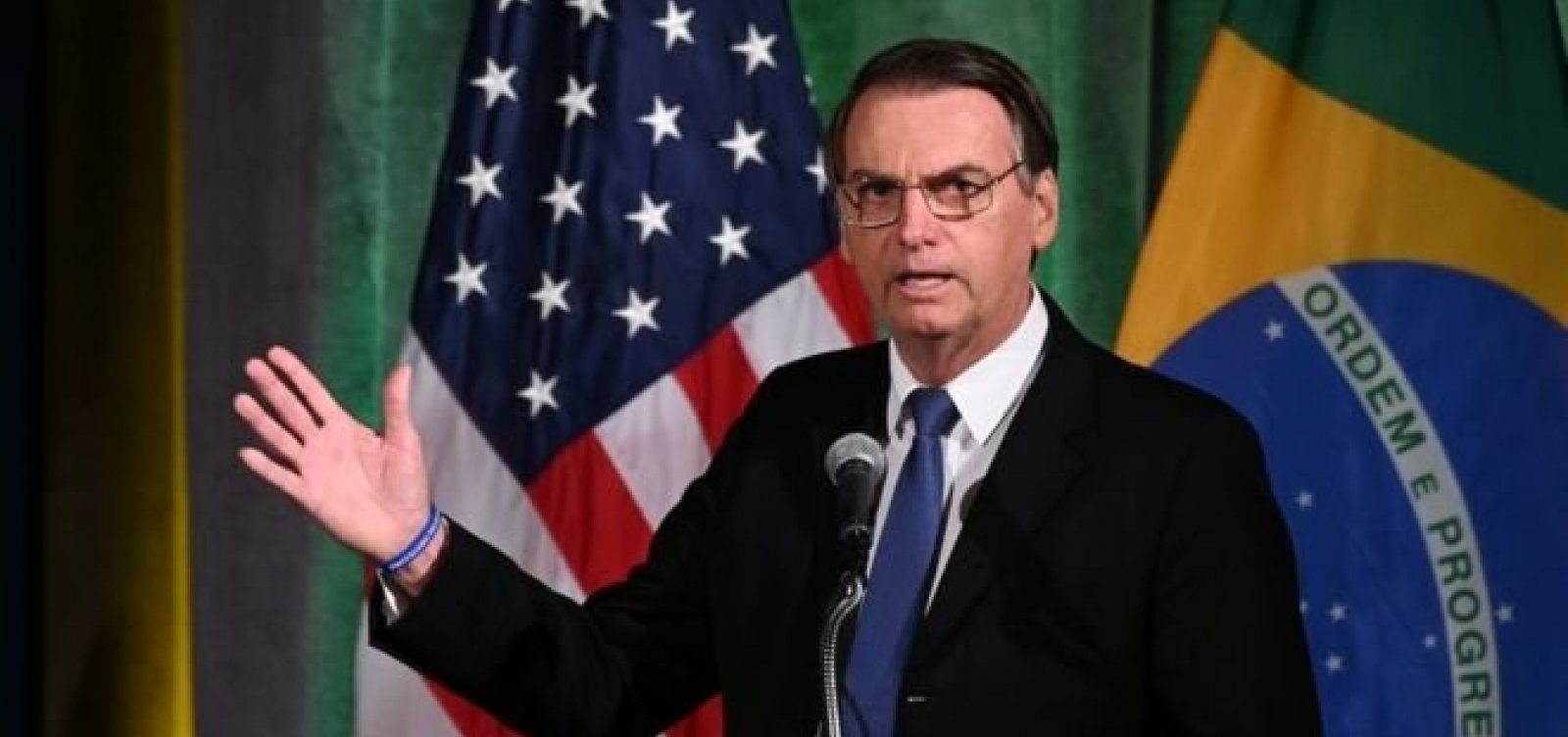 Bolsonaro embarca para Estados Unidos a fim de receber homenagem