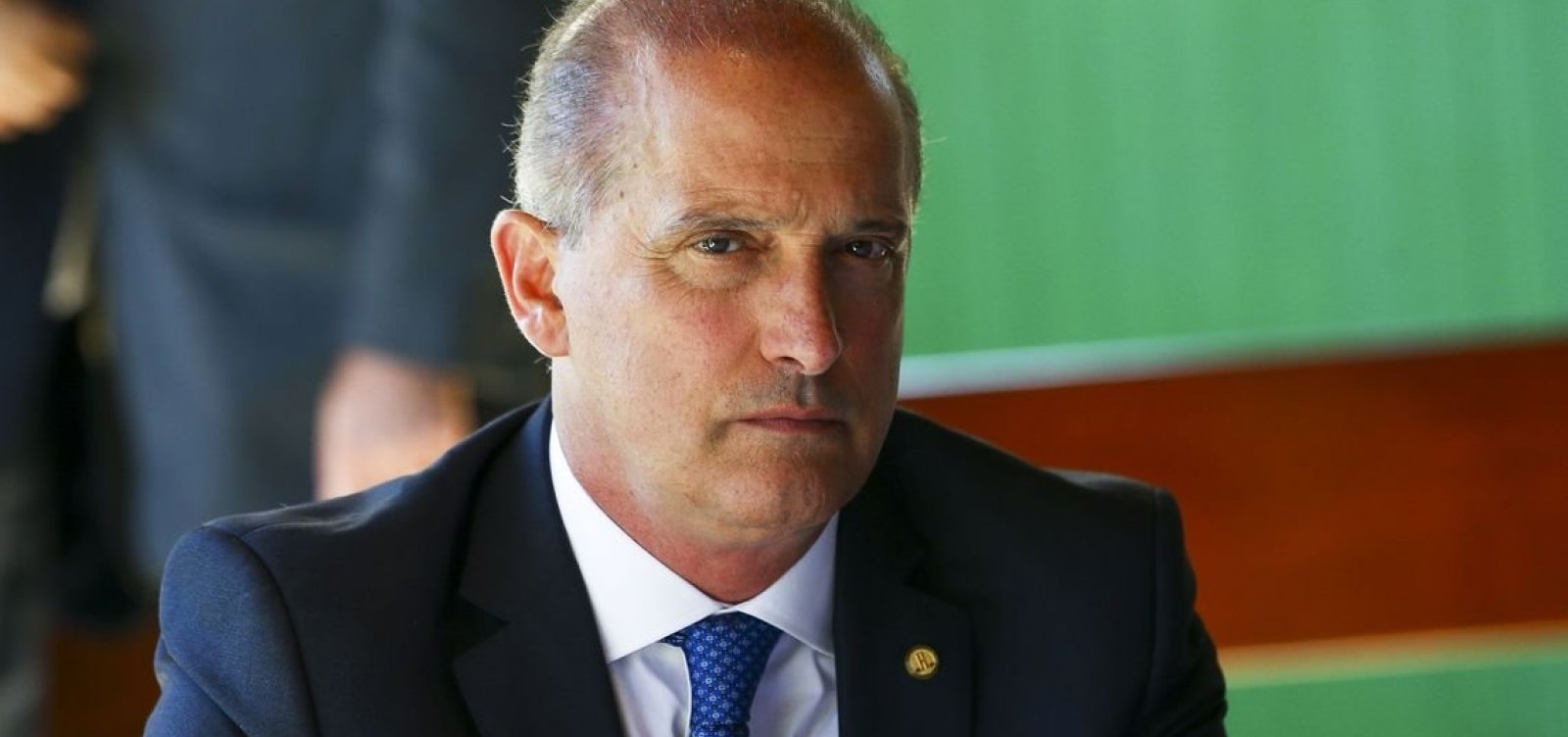 Onyx diz que corte na educação é como economia para compra de vestido de festa