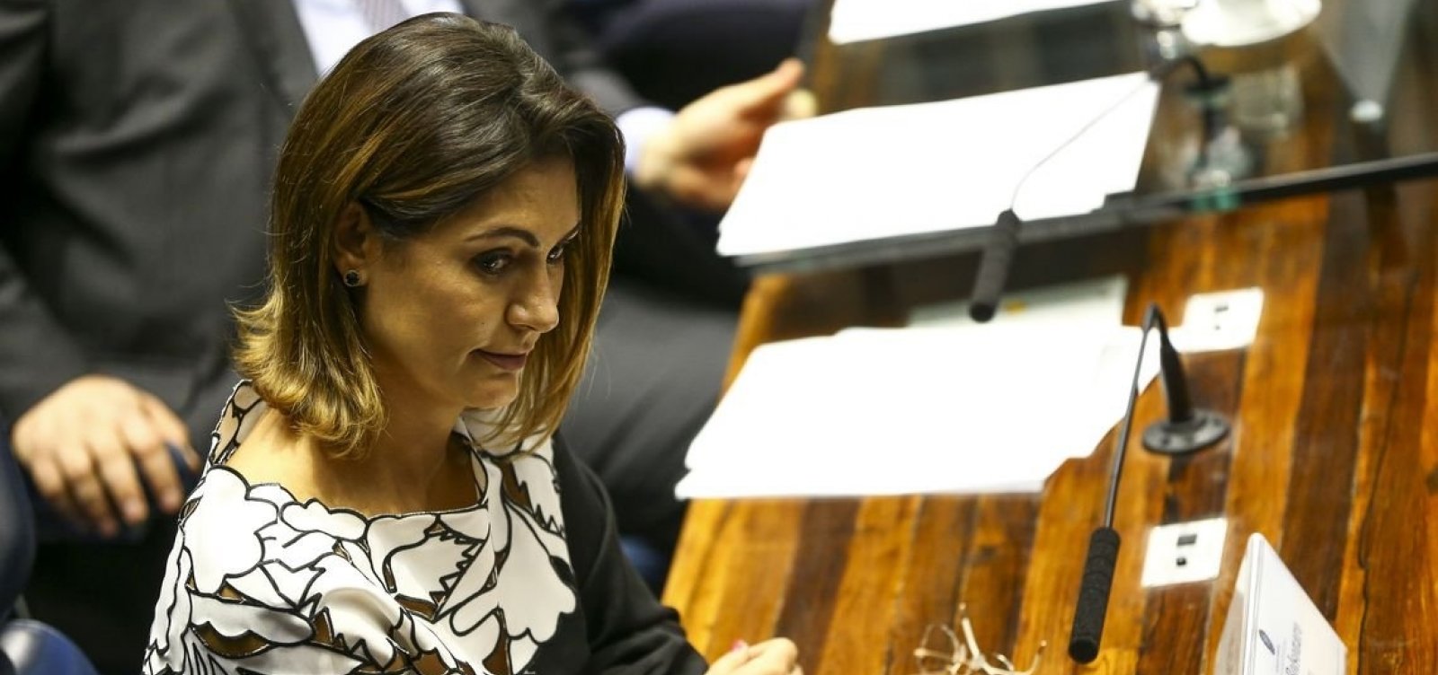 MP poderá investigar cheques de Queiroz para Michelle Bolsonaro