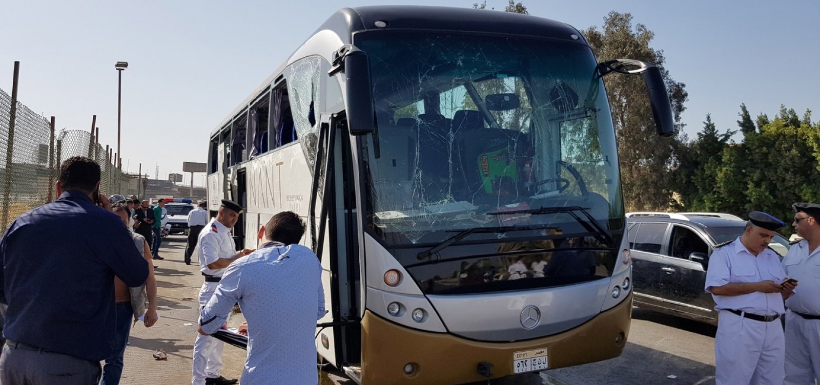 Bomba explode próximo a ônibus de turismo nos arredores de pirâmides no Egito