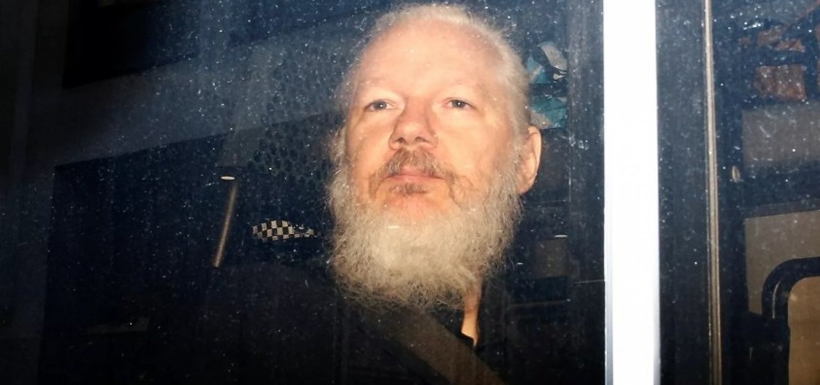 Procuradoria sueca pede prisão de Assange por denúncia de estupro