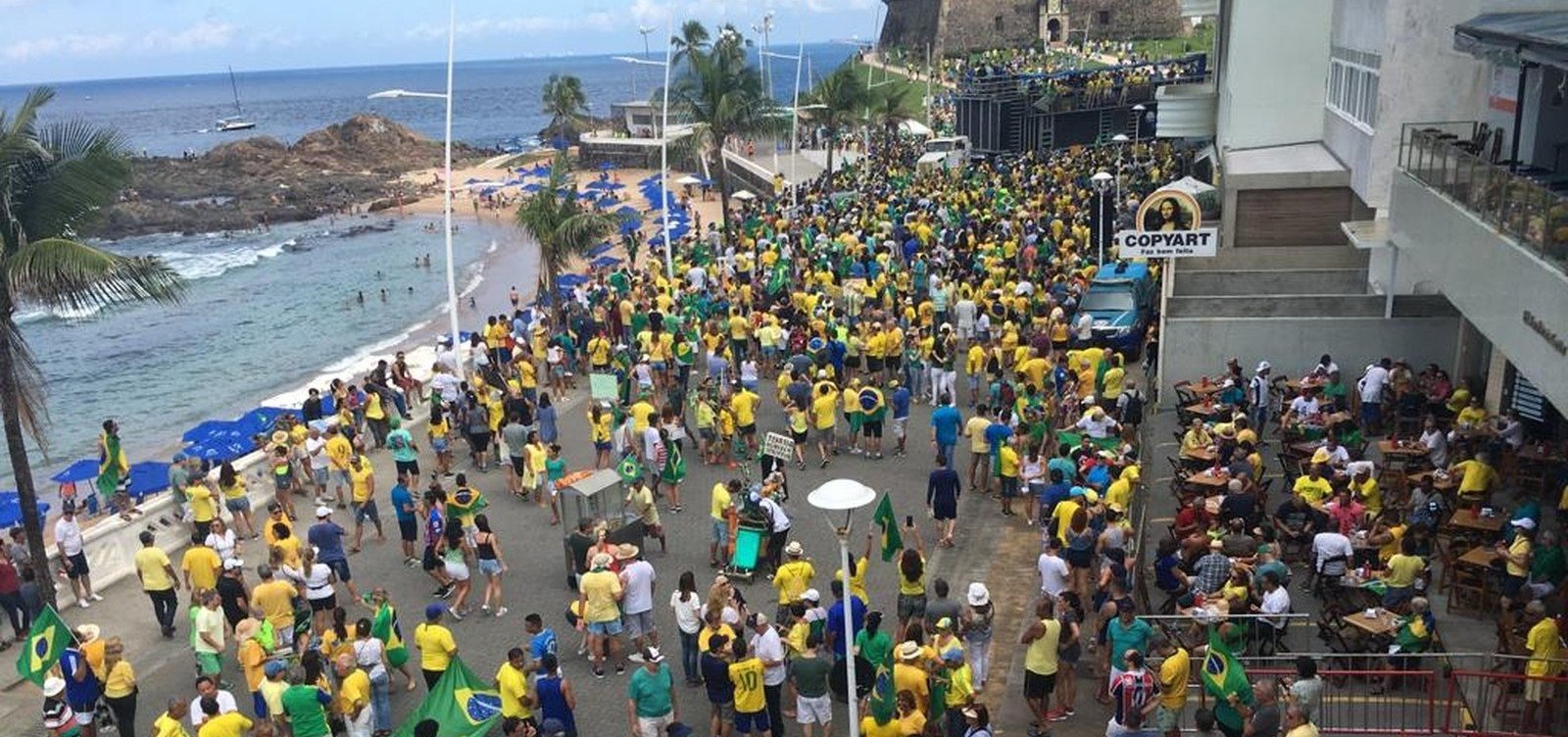 Ato pró-Bolsonaro leva centenas de pessoas à Barra em Salvador